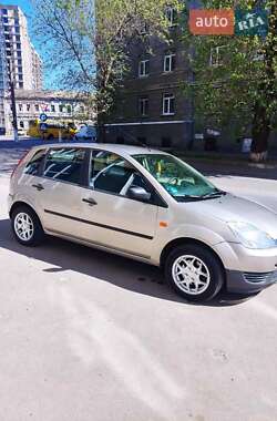 Хэтчбек Ford Fiesta 2004 в 