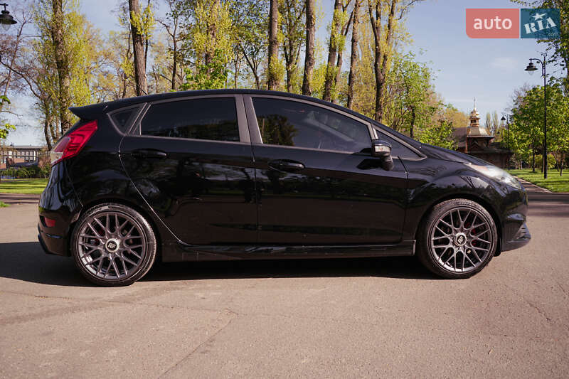 Хетчбек Ford Fiesta 2015 в Івано-Франківську