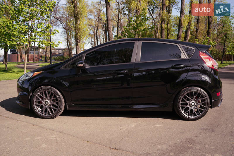Хетчбек Ford Fiesta 2015 в Івано-Франківську