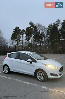 Хэтчбек Ford Fiesta 2016 в 
