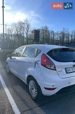 Хэтчбек Ford Fiesta 2016 в 