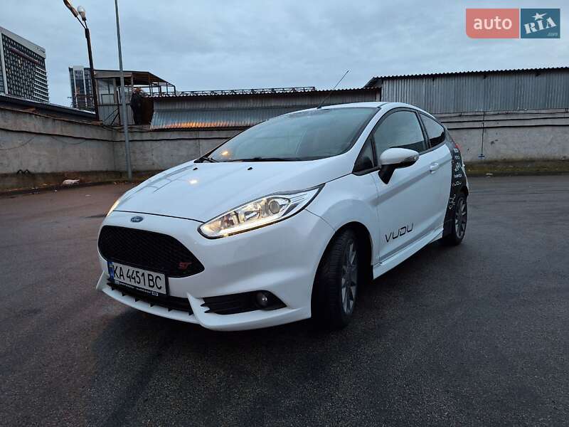 Хэтчбек Ford Fiesta 2016 в Киеве