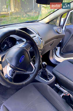 Хэтчбек Ford Fiesta 2015 в 