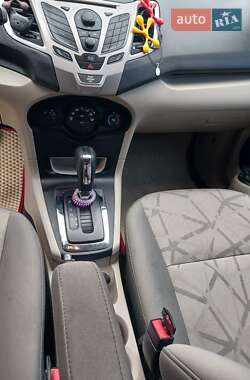 Хэтчбек Ford Fiesta 2013 в 