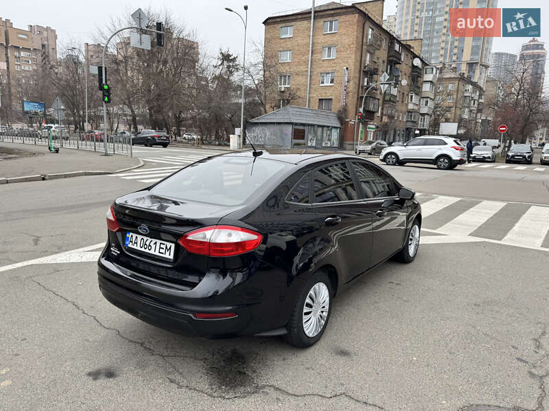 Седан Ford Fiesta 2016 в Киеве