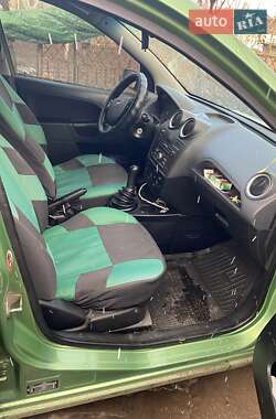 Хэтчбек Ford Fiesta 2006 в 