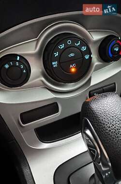 Седан Ford Fiesta 2015 в 