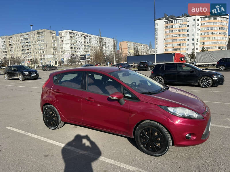 Хэтчбек Ford Fiesta 2011 в 
