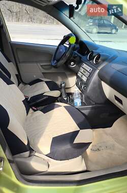 Хэтчбек Ford Fiesta 2005 в 