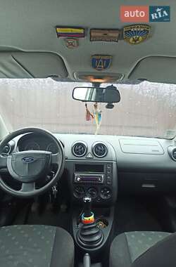 Хэтчбек Ford Fiesta 2005 в 