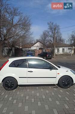 Хэтчбек Ford Fiesta 2005 в 