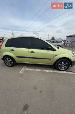 Хэтчбек Ford Fiesta 2005 в 