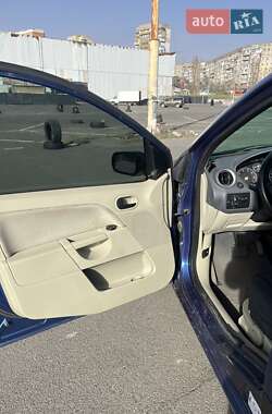 Хэтчбек Ford Fiesta 2006 в 