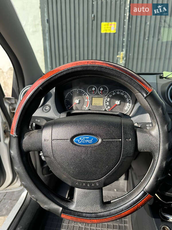 Хетчбек Ford Fiesta 2006 в Золочеві