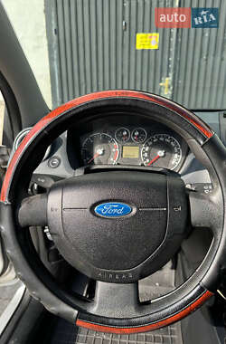 Хэтчбек Ford Fiesta 2006 в 