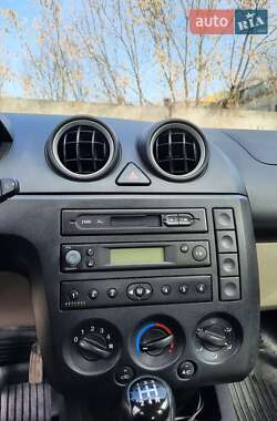 Хэтчбек Ford Fiesta 2002 в 