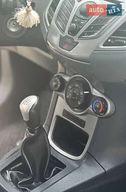 Хэтчбек Ford Fiesta 2010 в 