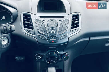 Хэтчбек Ford Fiesta 2015 в 