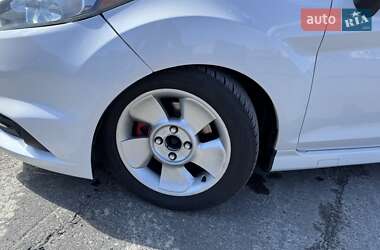 Хетчбек Ford Fiesta 2015 в 