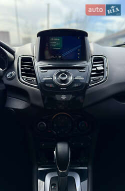 Хэтчбек Ford Fiesta 2016 в 