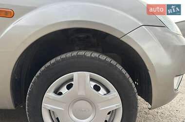 Хэтчбек Ford Fiesta 2002 в 