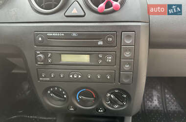 Хэтчбек Ford Fiesta 2002 в 