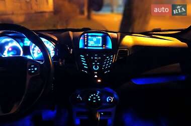 Хэтчбек Ford Fiesta 2016 в 