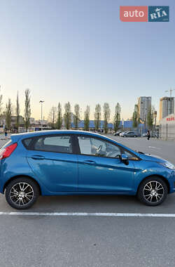 Хэтчбек Ford Fiesta 2015 в 