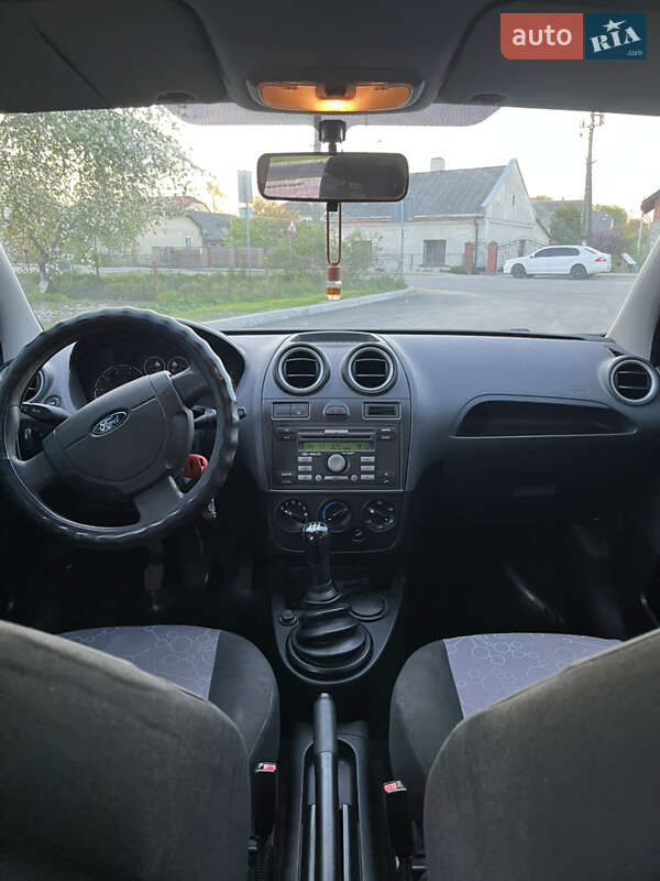 Хетчбек Ford Fiesta 2006 в Городку