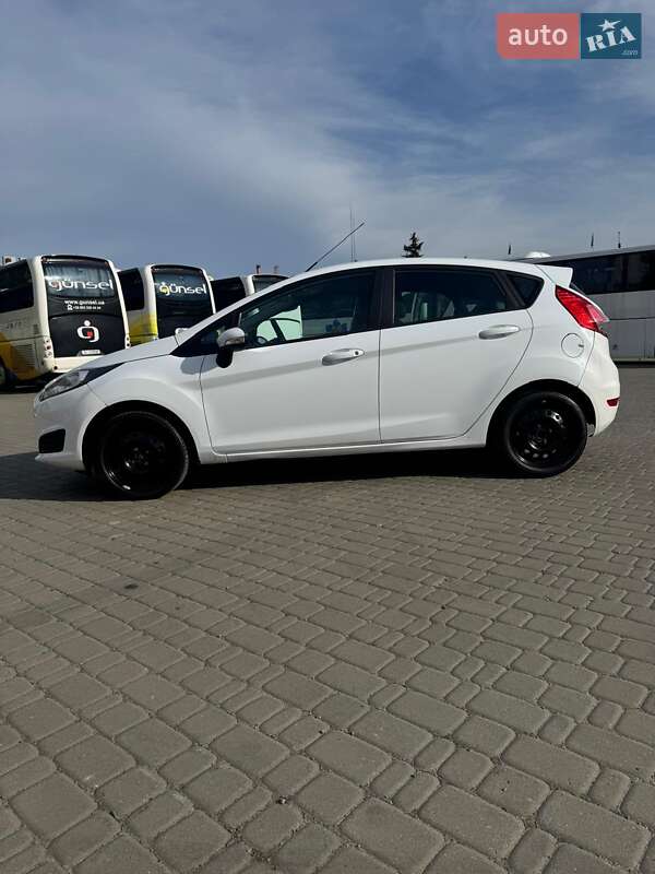 Хетчбек Ford Fiesta 2015 в 
