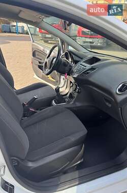 Хетчбек Ford Fiesta 2015 в 