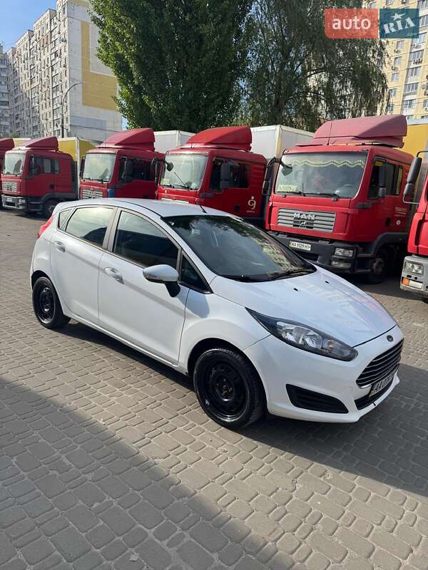 Хэтчбек Ford Fiesta 2015 в Киеве