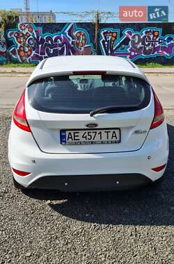 Хэтчбек Ford Fiesta 2011 в 