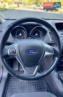 Хэтчбек Ford Fiesta 2016 в 