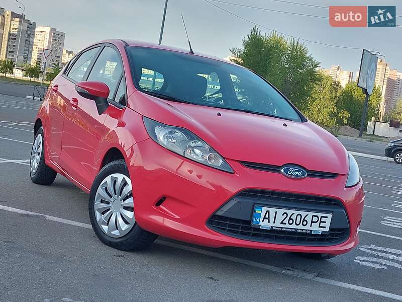 Хэтчбек Ford Fiesta 2012 в 