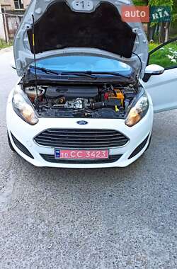 Хэтчбек Ford Fiesta 2016 в 