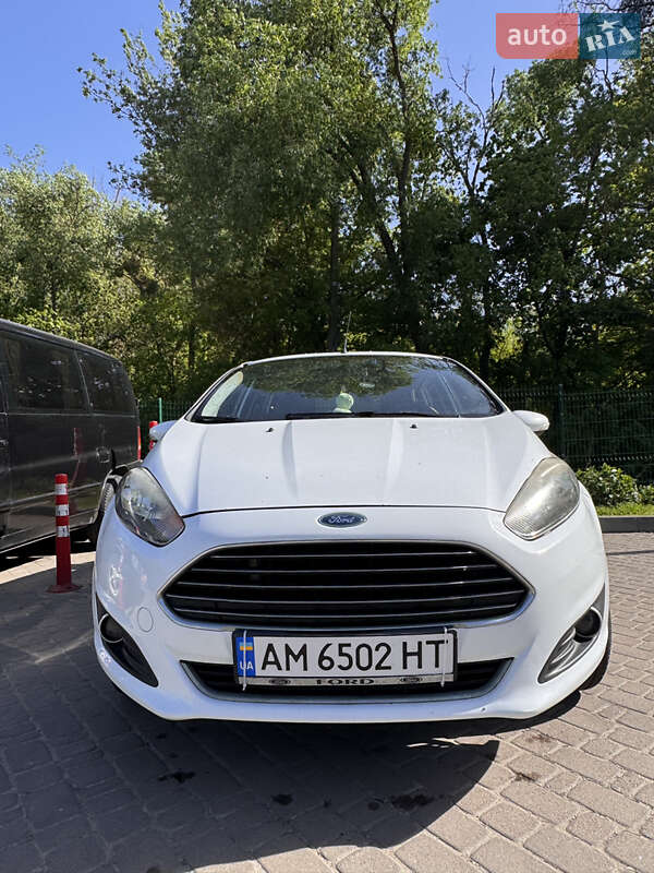 Хэтчбек Ford Fiesta 2016 в 