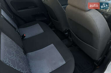 Хэтчбек Ford Fiesta 2006 в 