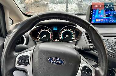 Хэтчбек Ford Fiesta 2015 в 