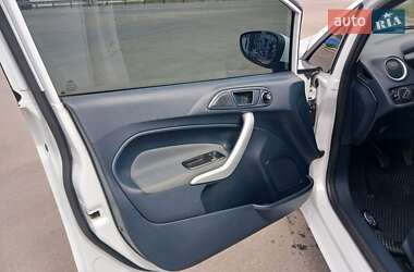 Хетчбек Ford Fiesta 2012 в 