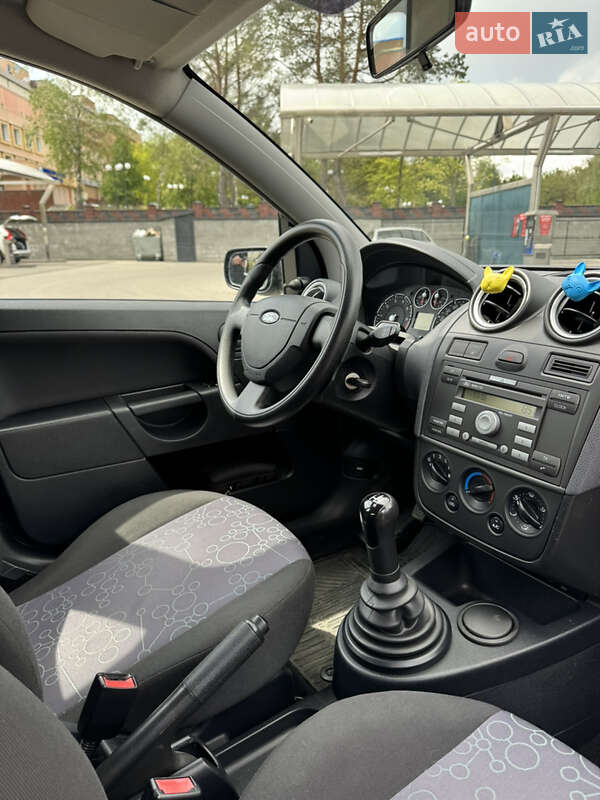 Хэтчбек Ford Fiesta 2005 в Ровно