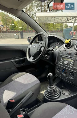 Хетчбек Ford Fiesta 2005 в 