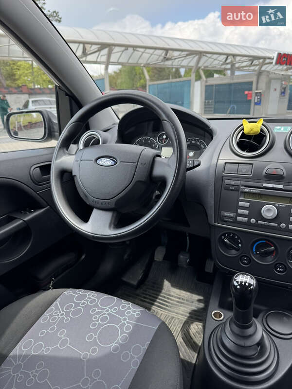 Хэтчбек Ford Fiesta 2005 в Ровно