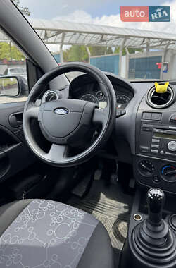 Хетчбек Ford Fiesta 2005 в 
