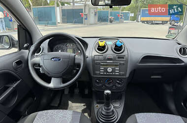 Хетчбек Ford Fiesta 2005 в 