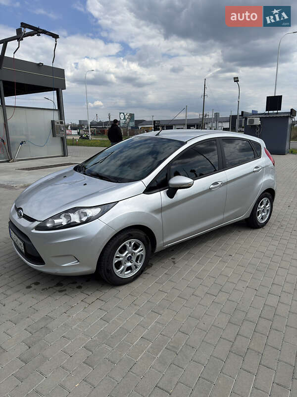 Хетчбек Ford Fiesta 2011 в 