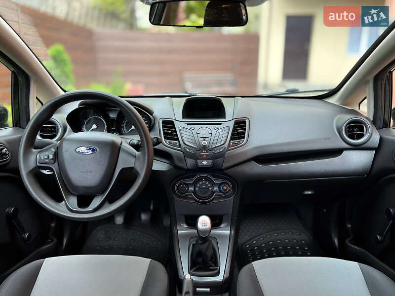 Седан Ford Fiesta 2016 в Гнівані