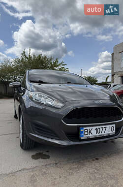 Седан Ford Fiesta 2014 в Вараші