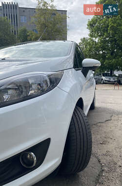 Хэтчбек Ford Fiesta 2016 в 