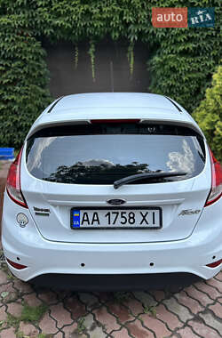 Хэтчбек Ford Fiesta 2015 в 